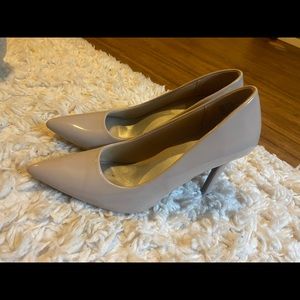 Women’s high heel. size 10. tan/beige. great condition